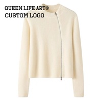 Pull à capuche pour femme de style preppy Verdant Strokes, avec décoration boutonnée et logo positionné sur le devant