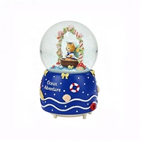 Nouveau design Mini chat boule à neige en verre résine artisanat personnalisé océan thème Base Animal Statue boule de neige décor à la maison mignon cadeau pour fille