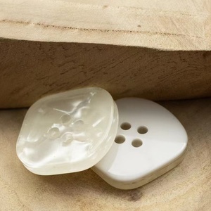 Mới Hình Nhựa Bốn Mắt Áo Khoác Áo Gió Nút Màu Đen Màu Be Nút Lớn Thời Trang Tự Nhiên Màu Trắng Ngọc Trai Nút Vỏ - Product Image 2