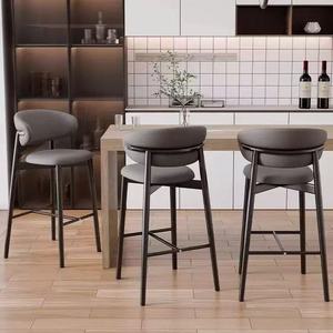 Silla de Comedor Moderna Ergonómica Tapizada en Cuero Sintético con Respaldo Curvo Giratorio y Patas de Metal para Hogar y Oficina - Product Image 2