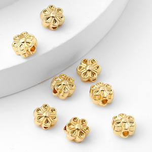 Cuentas de flores de seis pétalos de oro real de 18 quilates chapadas en color, Agujero Horizontal, accesorio de pulsera DIY que conserva el oro - Product Image 3