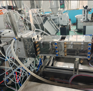 Machine de fabrication de poteaux de pergola en PE WPC, ligne de production d'extrusion de terrasse en bois-plastique, clôture - Product Image 2