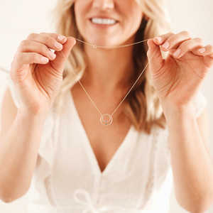 Joyería personalizada PEISHANG 925 plata esterlina personalizada madre e hijo tres piedras doradas collar circular - Product Image 6