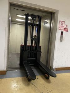 Gerbeur électrique 1500 kg 2,5 m 3,5 m 24 V Batterie au plomb-acide Pneus en polyuréthane Déplaceur latéral hydraulique Longueur de la fourche 1150 mm - Product Image 3