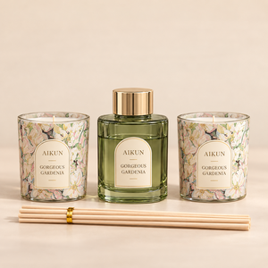 Coffret cadeau Aikun Green Gardenia : diffuseur à bâtonnets en verre et bougie parfumée, avec deux bougies, bâtonnets de diffusion et boîte rigide florale - Product Image 3