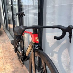 Vélo de route aérodynamique KOZO Shi Mano 105 Di2 en fibre de carbone OEM, 7,9 kg, frein à disque hydraulique, roues à rayons légères de course 700C - Product Image 3