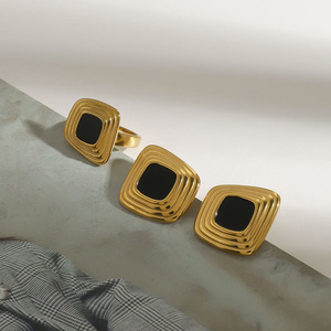 Parure de bijoux géométrique carrée en acier inoxydable, avec sertissage en résine dorée et noire, boucles d'oreilles et bague tendance - Product Image 3