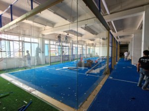 Terrain de padel super panoramique en verre trempé et gazon artificiel, solution clé en main pour les entrepreneurs du secteur sportif - Product Image 1