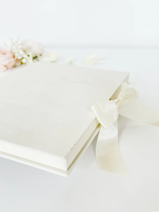 <span class=keywords><strong>Caja</strong></span> personalizada <span class=keywords><strong>de</strong></span> terciopelo crema <span class=keywords><strong>de</strong></span> recuerdo con lazo <span class=keywords><strong>de</strong></span> cinta para invitación <span class=keywords><strong>de</strong></span> boda lujosa <span class=keywords><strong>de</strong></span> 5x7, cajas <span class=keywords><strong>de</strong></span> monograma con láminas doradas - Product Image 4