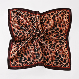 <span class=keywords><strong>Elegante</strong></span> <span class=keywords><strong>Foulard</strong></span> in Seta Beige con Motivi e Bordo <span class=keywords><strong>Nero</strong></span> per Donne, Lussuoso Fazzoletto Quadrato in Raso per Capelli e Collo - Product Image 3