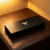 Boîte à bijoux longue en bois grainé noir avec doublure en velours, logo personnalisé, couvercle à charnière pour le rangement de colliers et bracelets, et emballage cadeau de luxe