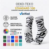 Chaussettes de yoga et de Pilates OEM personnalisées avec logo, rayures zébrées, antidérapantes en silicone, en coton respirant, sportives pour hommes, pour l'entraînement au yoga