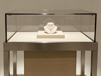 Vitrine à bijoux LED haut de gamme en acier finition laquée, meuble de présentation en métal durable pour magasin de luxe, fabrication directe usine
