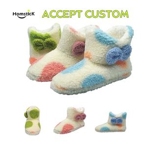 Bottes en <span class=keywords><strong>sherpa</strong></span> pour tout-petits avec pois et nœuds - Chaussons d'intérieur chauds antidérapants confortables pour l'hiver et l'automne, chaussures de maison pour bébés et enfants - Product Image 1