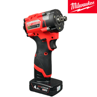 Clé dynamométrique Milwaukee 60 N.m 1/2'' avec batterie 5 Ah, embout carré, design compact pour travaux domestiques et de construction