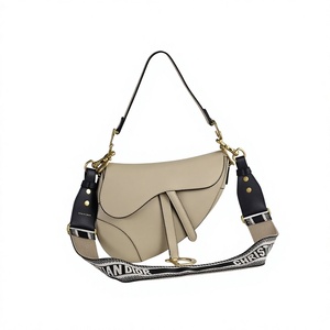 AURORA Nouveau Présentoir Pliable en Cuir pour Sacs à Main, Support de Sol Personnalisable, Design Décontracté, Homme/Femme - Product Image 2