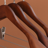 Cintres en bois personnalisés avec logo, cintres à vêtements en bois avec pinces
