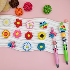 Amusant et personnalisable pour les stylos : Ajoutez une touche de personnalité avec des breloques en PVC détachables - Fleurs et papillons - Product Image 2