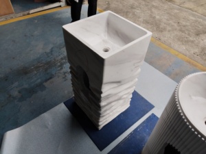 Lavabo sur piétement en marbre blanc avec finition sculptée effet vague d'eau, lavabo sur piétement en marbre Volakas avec base sculptée en vague 3D - Product Image 3