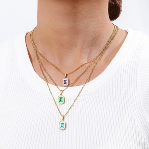 Collier pendentif rectangulaire en zircon coloré plaqué or 18 carats Joolim Jewelry, chaîne corb, bijoux en acier inoxydable, vente en gros - Product Image 2