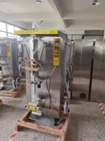 Machine de remplissage et de scellage automatique de sachets d'eau pure en plastique / Machine de remplissage d'eau / Machine de fabrication de sachets d'eau