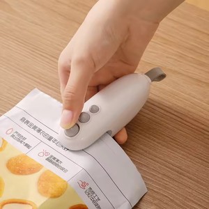Máquina Selladora Portátil Recargable por USB, Mini Selladora Manual Magnética de Plástico con Cortador Incorporado y Protección contra Sobrecalentamiento para el Hogar - Product Image 1