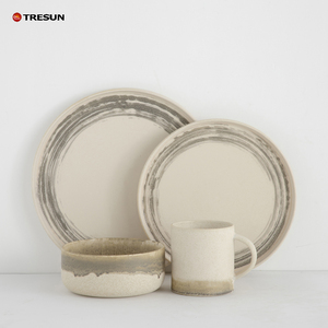 Ensemble de vaisselle en céramique de glaçure réactive de luxe artisanale avec des variations de couleur uniques - Product Image 1