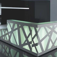 Comptoir de réception personnalisé en surface solide moderne, blanc, rétroéclairé par LED, pour hôtel et spa, avec un design durable et écologique