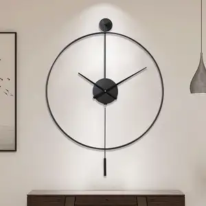 लौह कला शास्त्रीय बड़े पेंडुलम के साथ सजावटी दीवार घड़ी आधुनिक कमरे में रहने वाले बेडरूम के लिए चुप धातु दीवार घड़ियां