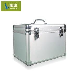 Caja de Herramientas de Aluminio 702 Plateada, Rígida, Portátil, con Cerradura, para Uso Doméstico y Médico - Product Image 1
