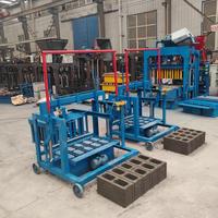 Machine de fabrication de blocs creux en ciment mobile 4-45 puissante, à moteur, à pression hydraulique, fonctionnement automatique pour la production