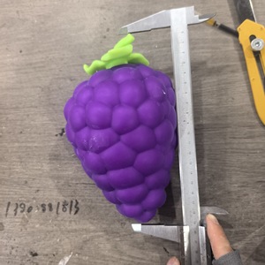 Jouets anti-stress en silicone souple en forme de gros fruits Taba et fraises, faits à la main, pour fêtes et événements - Product Image 4