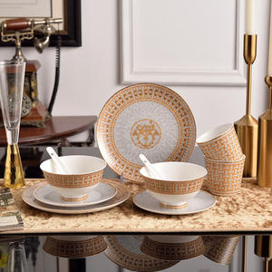 Meilleures ventes : Services de vaisselle de luxe européens en porcelaine fine (10 pièces) – Assiettes en céramique dorées et argentées pour mariages et dîners - Product Image 2