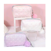 Pochette cosmétique holographique laser personnalisée avec logo, brillante et irisée, avec pompon en fourrure, pour femmes, pour le voyage et le rangement
