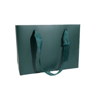 Bolsas de Regalo Grandes y Resistentes de Papel Blanco para Toda Ocasión, Bolsas de Regalo con Asas Impresas en Flexografía de Estilo Clásico - Product Image 6