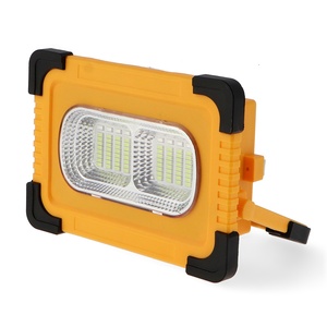 Projecteur solaire LED portable 50W 6000K avec batterie Power Bank, idéal pour le camping, les événements en plein air et les situations d'urgence - Product Image 1