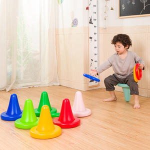 หินทรงตัวเสริมพัฒนาการประสาทสัมผัสสำหรับเด็ก ใช้ได้ทั้งในบ้านและนอกบ้าน ผลิตจากพลาสติกที่เป็นมิตรกับสิ่งแวดล้อม พร้อมเก้าอี้ทรงเฉียงหนึ่งตัว และวงกลมขนาดใหญ่สี่วง สำหรับเด็กอายุ 4 ปีขึ้นไป - Product Image 2