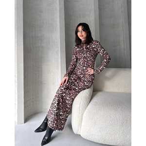 DEFILE Vestido largo elegante con estampado de leopardo y cuello Kiss para mujer, cómoda mezcla de poliéster y licra para un uso diario y en vacaciones con estilo - Product Image 2