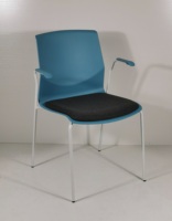 Chaise de salle de réunion empilable avec accoudoirs, en métal moderne et coque en plastique, pour usage scolaire et hôtelier