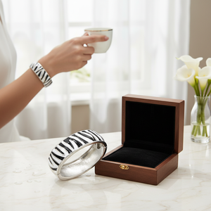 Braccialetti a cerniera in smalto di colore nero placcati gioielli pregiati in rodio - Product Image 3