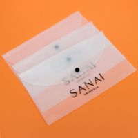 Emballage Dépoli pour Maillots de Bain, Pochette Enveloppe en Plastique PVC Mat Givré avec Bouton et Impression Personnalisée