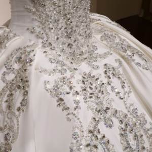 فستان زفاف فاخر أزرق مللكي بياقة حبيبة أكمام قصيرة عاري الظهر بطول الأرض ثوب كرة دانتيل قطار كاتدرائية - Product Image 6