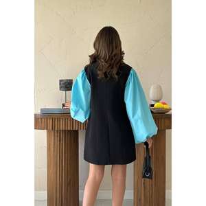 Elegante Vestido Negro con Mangas en Contraste Azul, Silueta Recta, Tejido de Tela, Cómodo para el Trabajo - Product Image 1