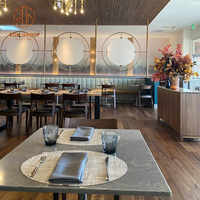 Ensemble de meubles de restaurant, café et bar moderne, tables à manger en bois avec chaises en bois et banquette en cuir brun