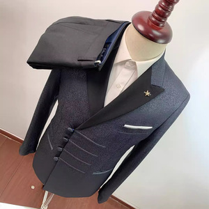 Giacca da <span class=keywords><strong>smoking</strong></span> da uomo blu navy lucida di lusso, con revers a punta neri, spilla a stella e dettaglio a pieghe in vita, ideale per matrimoni e spettacoli - Product Image 5