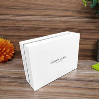 Boîtes cadeaux de luxe en carton blanc rigide avec couvercle amovible gaufrage de feuille d'or avec logo personnalisé pour la protection des sous-vêtements