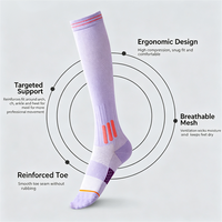 Chaussettes de compression sportives respirantes en nylon coloré de haute qualité, avec design anti-transpiration et montant haut, idéales pour la course à pied