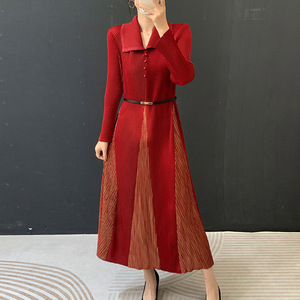 Abito Arricciato Primavera 2026 Nuovo Colore Tinta Unita Lusso Leggero Elegante Temperamento Commuter Abito a Mezza Lunghezza Ampia Gonna a Ruota per <span class=keywords><strong>Donna</strong></span> - Product Image 1