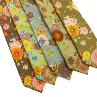 Corbata de Viaje de Algodón con Estampado Floral de Dalia Marrón Café, Corbata Personalizada para Hombre