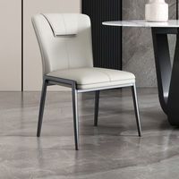 Chaise de salle à manger moderne et robuste avec structure métallique et dossier rembourré en cuir, design nordique décontracté, mobilier de maison
